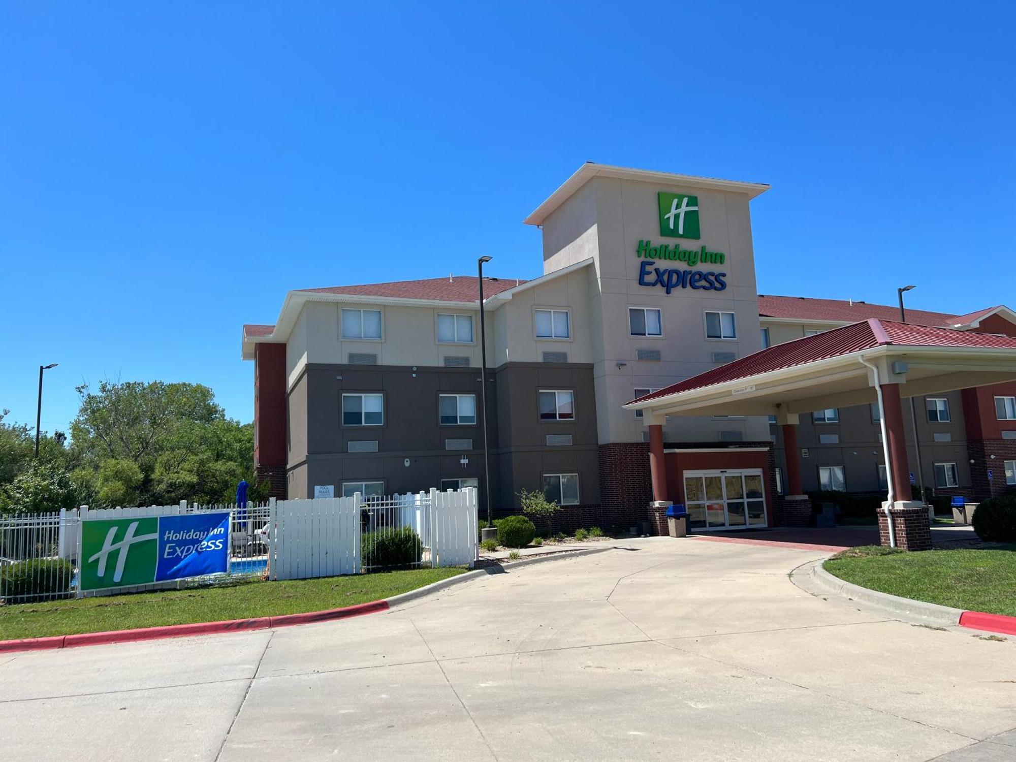 Holiday Inn Express - Wichita North - Park City By Ihg Εξωτερικό φωτογραφία